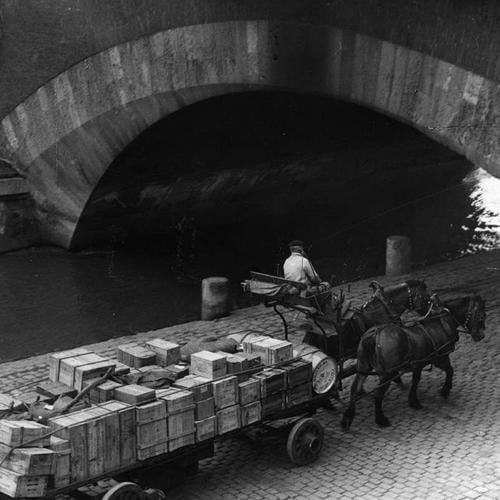 imgi_2_Livreur-en-charrette-sur-les-quais-de-Bordeaux-sous-le-pont-de-Pierre-à-la-fin-des-années-1940.-©-Crédit-photo-Archives-Sud-Ouest