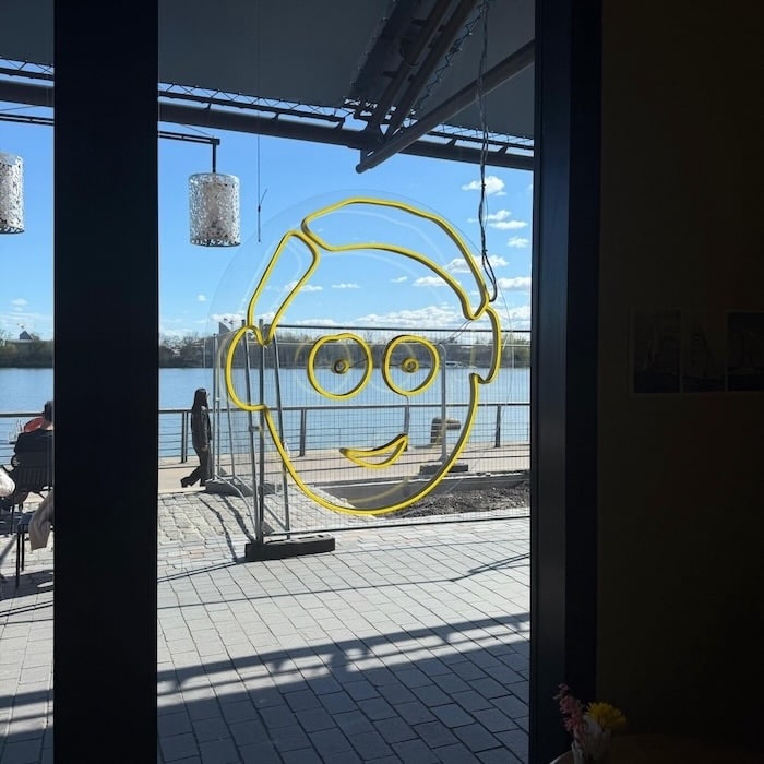 Café Joyeux à Bordeaux : on a déjeuné sur les quais, et on en est repartis différemment