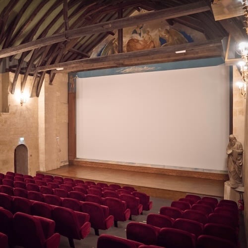 Le cinéma Utopia : quand une église médiévale devient un temple du 7ᵉ art