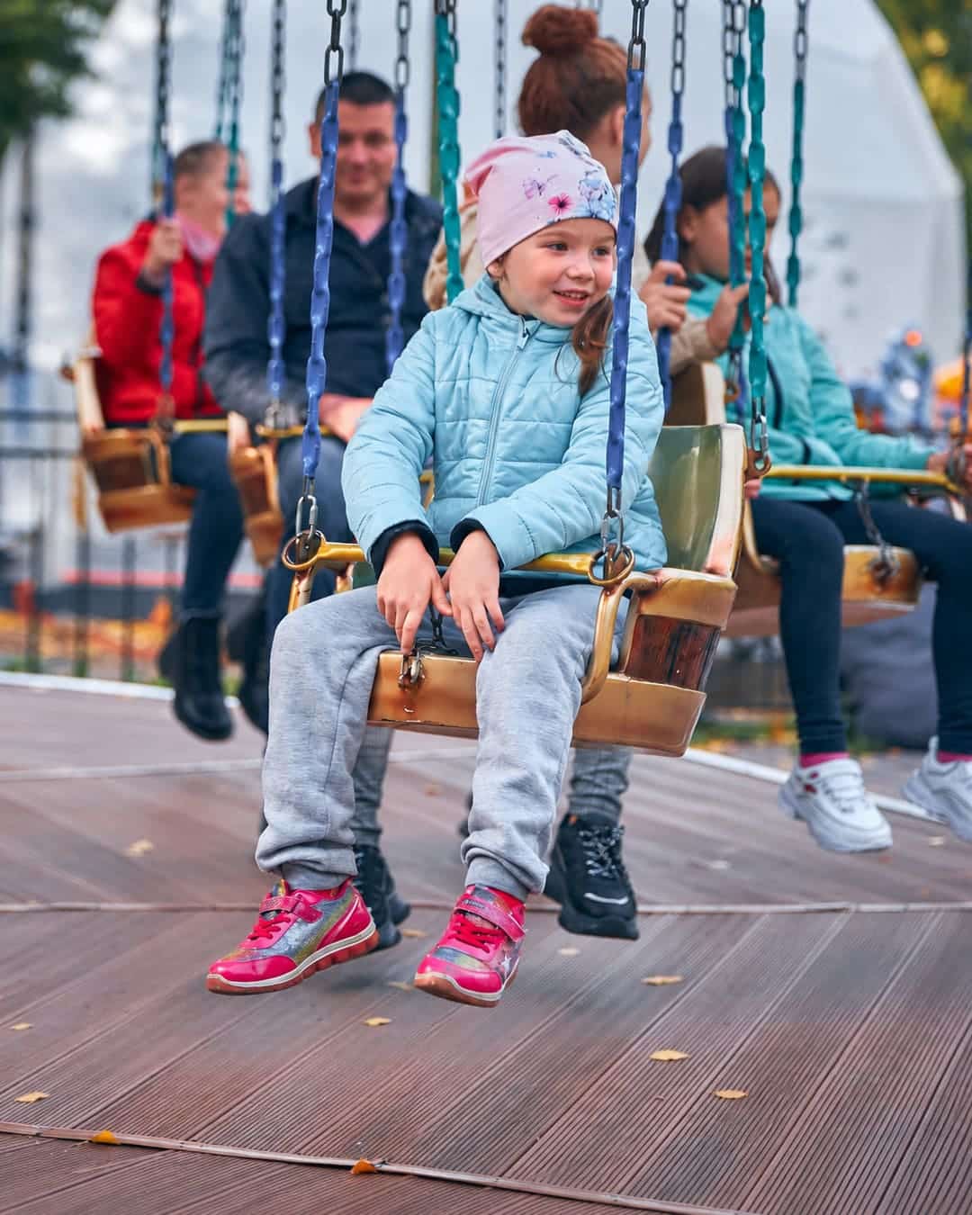 Jeunes filles à la fête foraine